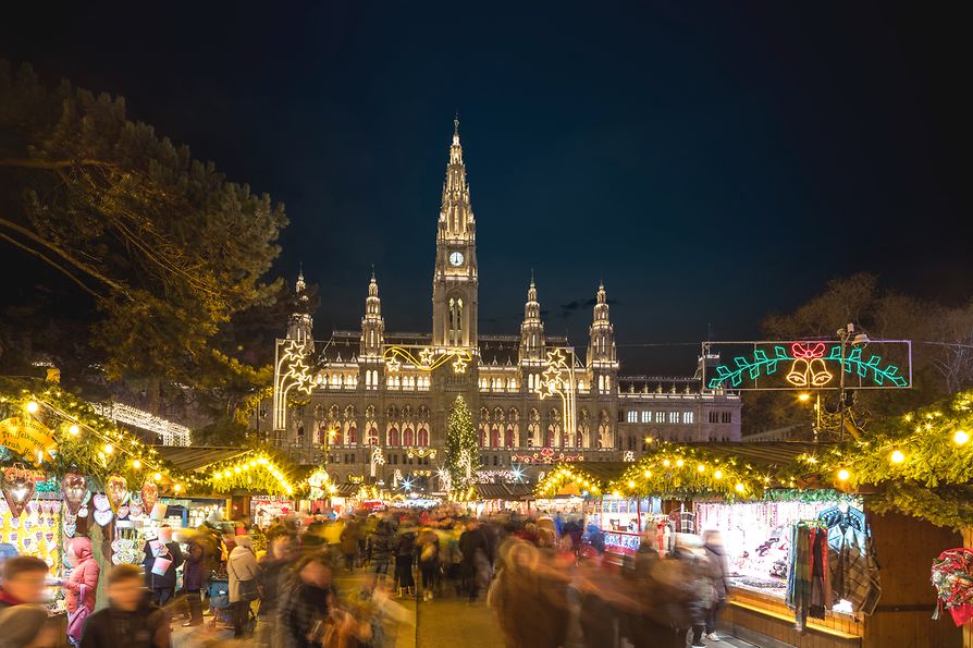 Vista desde arriba del Ayuntamiento de Viena y el mercadillo navideño de la Rathausplatz