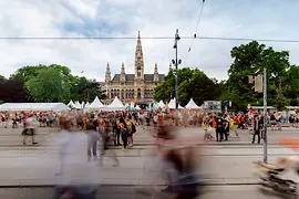Duhový průvod na náměstí Rathausplatz s výhledem na budovu radnice 