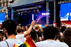 Pódium a lidé během Duhového průvodu na náměstí Rathausplatz 