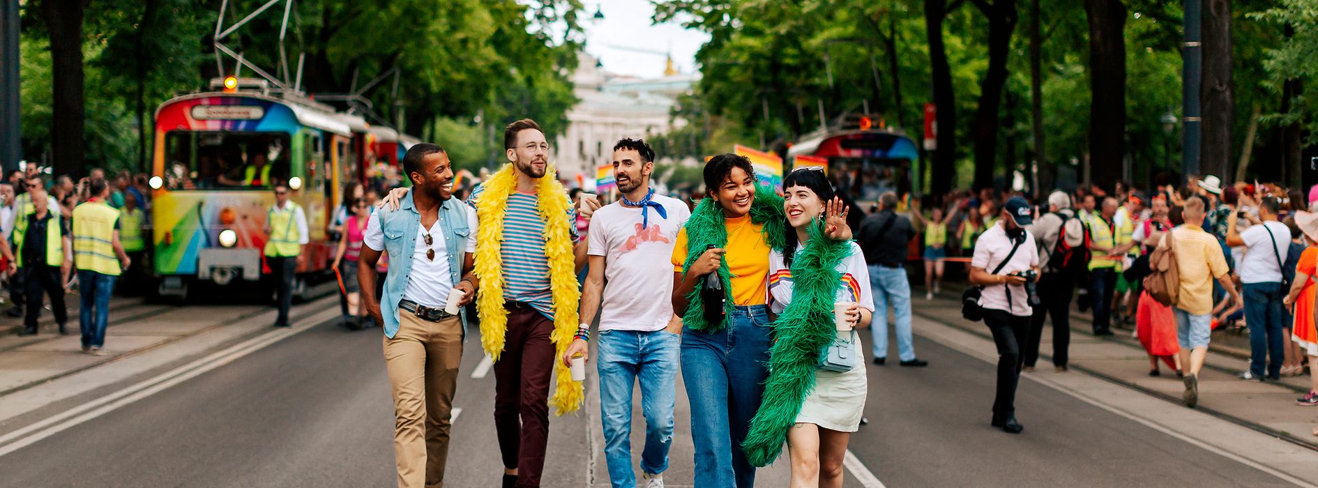 Schwule und lesbische Freunde auf der Regenbogenparade