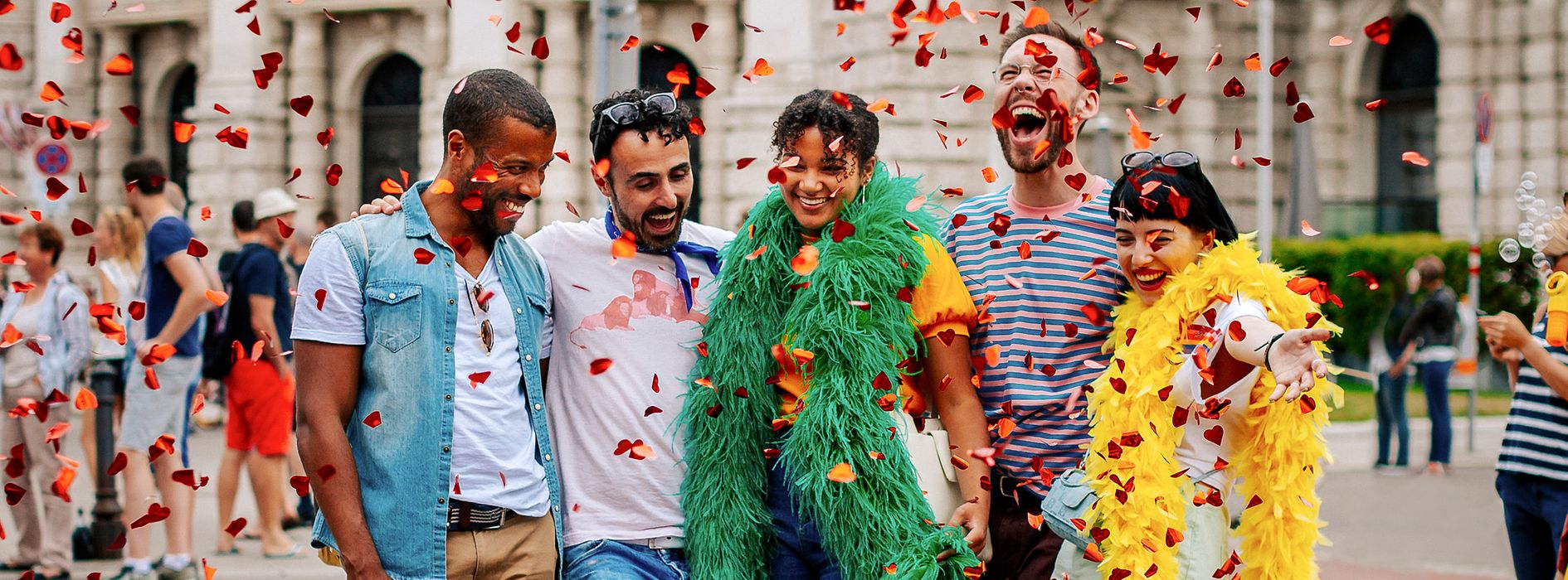 Schwule und lesbische Freunde auf der Regenbogenparade vor dem Burgtheater
