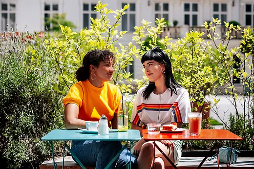 Lesbisches Paar in der Guerilla Bakery