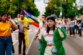 Přátelé homosexuální a lesbické orientace účastnící se Duhového průvodu