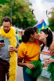 Amigos gays y lesbianas en el Desfile del Arco Iris