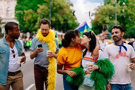 Přátelé homosexuální a lesbické orientace účastnící se Duhového průvodu