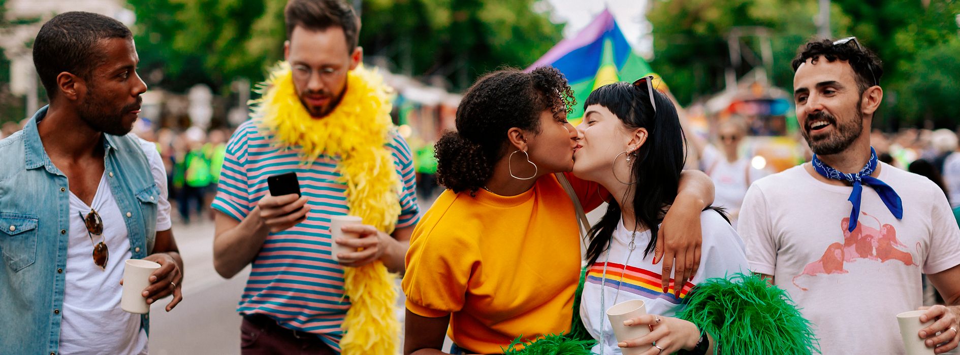 Amigos gays y lesbianas en el Desfile del Arco Iris