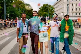 Cupluri de lesbiene şi gay la Parada Curcubeului