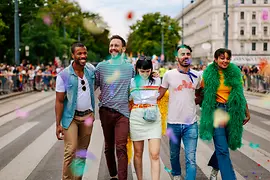 Přátelé homosexuální a lesbické orientace účastnící se Duhového průvodu
