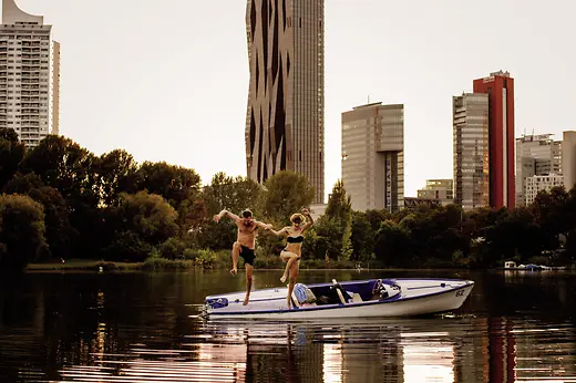 Un homme et une femme sautent d'un bateau dans l'eau