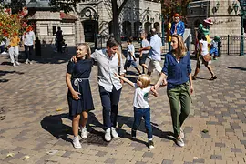 Due bambini con i loro genitori al Prater di Vienna