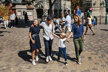 Due bambini con i loro genitori al Prater di Vienna