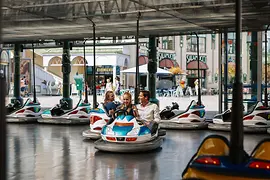 Familie beim Autodrom-Fahren im Wiener Prater