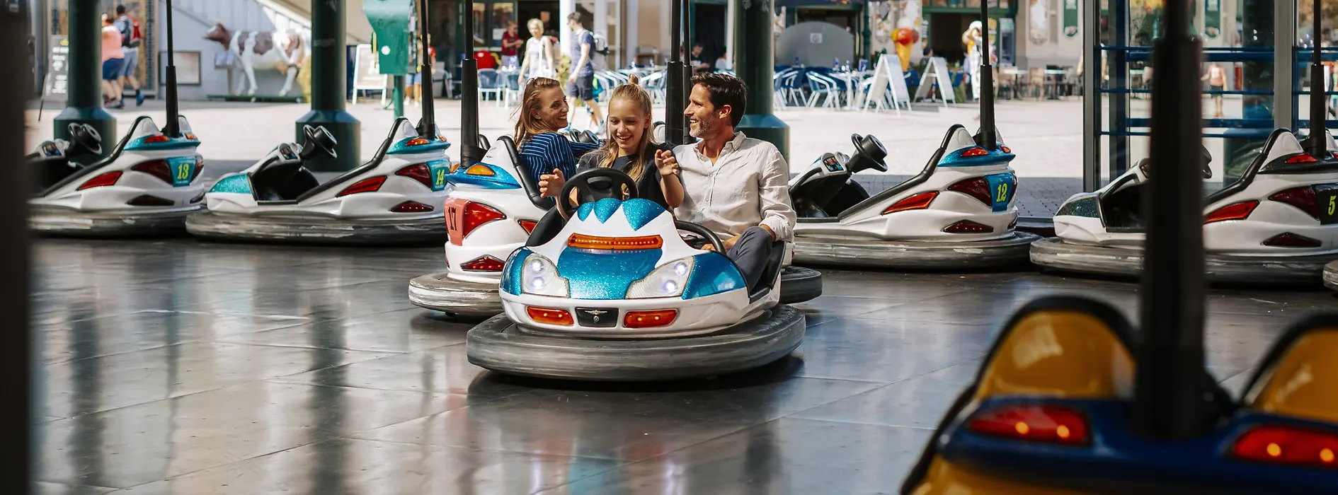 Famiglia nel Prater di Vienna che si diverte all’autoscontro
