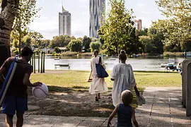 Famille lors d'une baignade dans le Vieux Danube