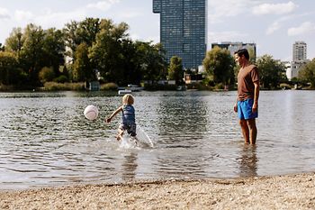 Familia se baña en el Viejo Danubio