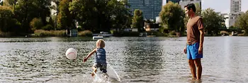 Familie beim Baden an der Alten Donau
