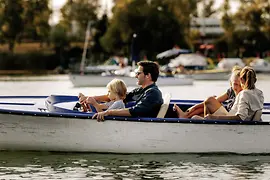 ドナウ川のボート遊びを楽しむ家族