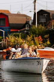 Familie beim Bootfahren auf der Alten Donau