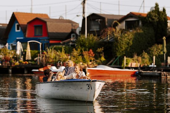 Familie beim Bootfahren auf der Alten Donau
