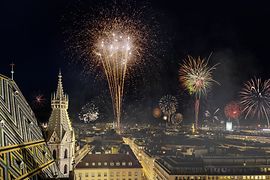 ウィーンの夜空を彩る花火、シュテファン大聖堂の屋根