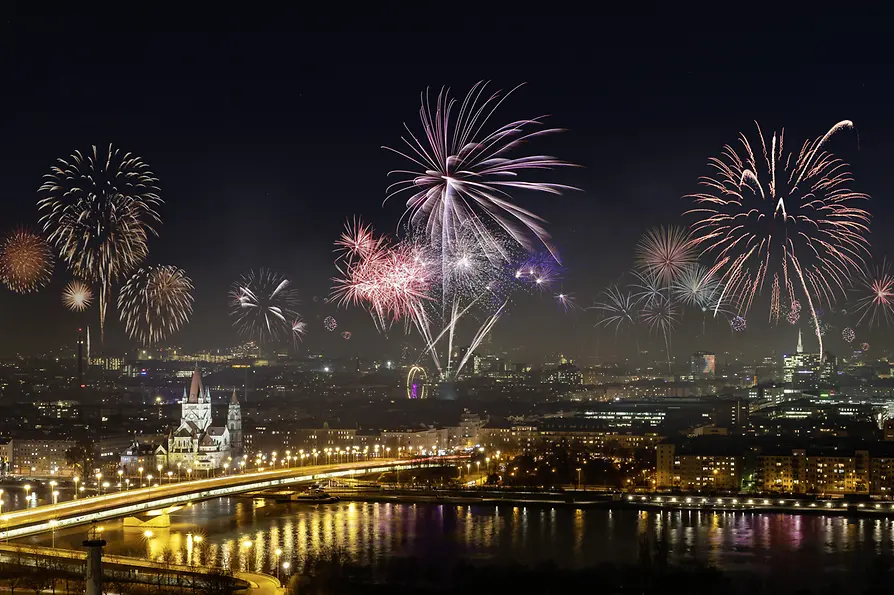 Fuegos Artificiales de Nochevieja sobre el canal del Danubio 