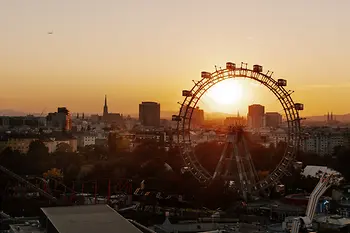 Noria en el Prater de Viena, horizonte de Viena al atardecer al fondo
