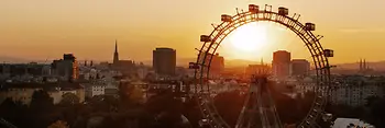 Noria en el Prater de Viena, horizonte de Viena al atardecer al fondo