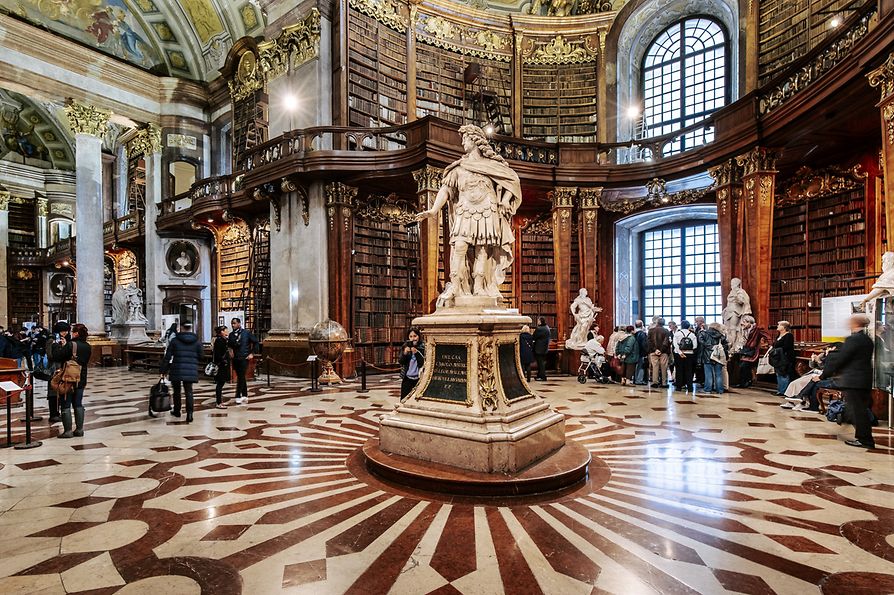 Nationalbibliothek Prunksaal mit Statue in der Mitte
