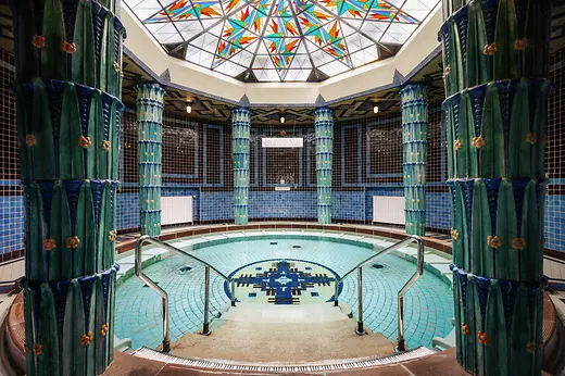 Amalienbad, round swimming pool, columns