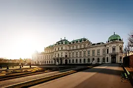 Górny Belweder, ludzie oglądający obrazy we wnętrzu