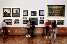 Ludzie oglądają obrazy w Górnym Belwederze