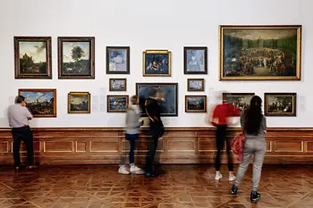 Az emberek festményeket nézegetnek a Felső Belvedere-ben