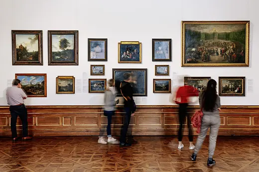 Az emberek festményeket nézegetnek a Felső Belvedere-ben