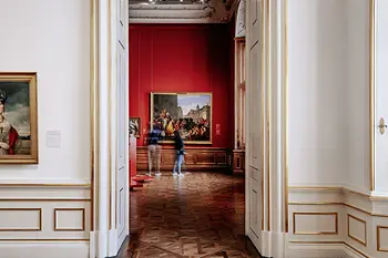 Felső Belvedere, a belső térben festményeket nézegető emberek