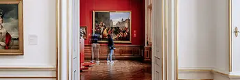 Felső Belvedere, a belső térben festményeket nézegető emberek