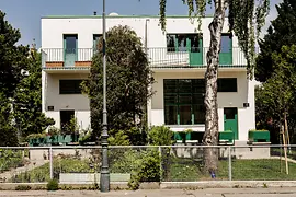 Vista de la fachada de una vivienda adosada de Adolf Loos en la Werkbundsiedlung