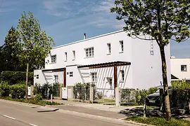 Vista de la fachada de una vivienda adosada de Arthur Grünberger en la Werkbundsiedlung