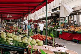 Stánek se zeleninou na tržnici Brunnenmarkt 