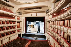 Salle de l'Opéra national de Vienne avec vue sur la scène principale