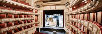 Auditorio en la Ópera Nacional de Viena con vista al escenario principal