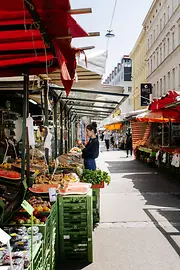 Lebensmittelstand am Brunnenmarkt in Wien