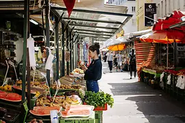 Puesto de comida en Brunnenmarkt en Viena