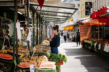 Lebensmittelstand am Brunnenmarkt in Wien