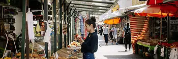Lebensmittelstand am Brunnenmarkt in Wien
