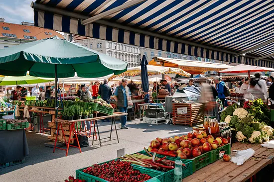 Bancarelle di cibo al Karmelitermarkt di Vienna