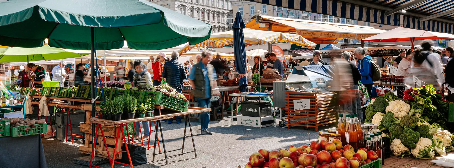 Stánky s jídlem na vídeňském Karmelitermarktu
