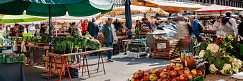 Lebensmittelstand auf einem Markt in Wien