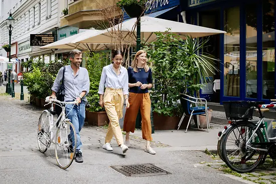 Viandantes pasean por la Servitengasse 