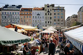 Karmelitánském náměstí (Karmelitermarkt)