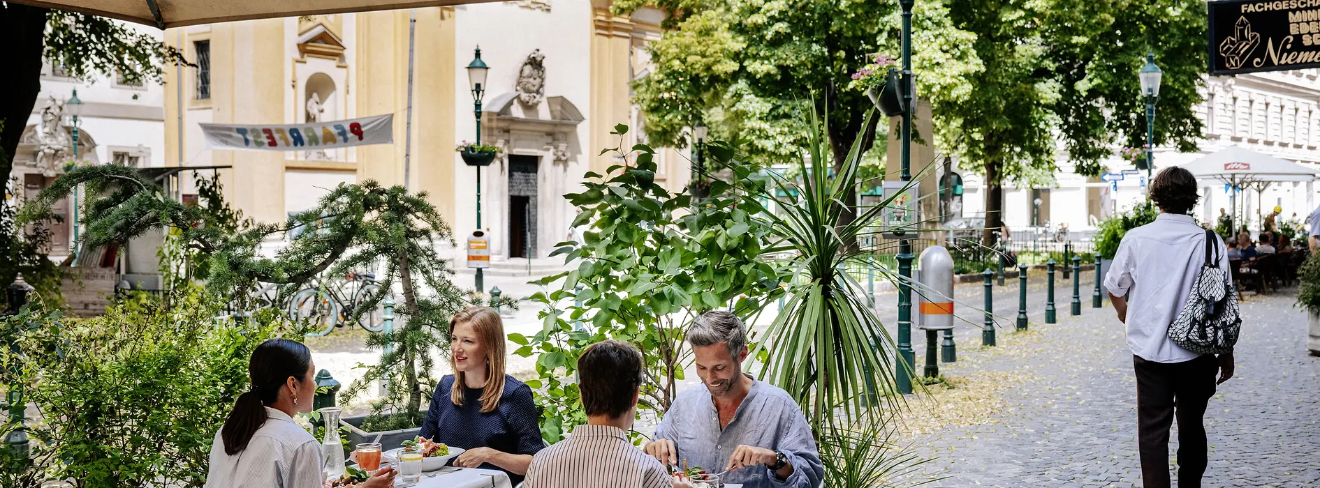 Personnes assises en terrasse